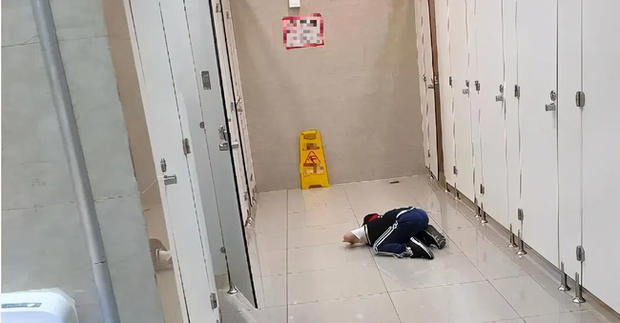 Bé trai 6 tuổi làm điều đáng xấu hổ còn tỏ thái độ thỏa mãn trong nhà vệ sinh nữ, phản ứng của người mẹ càng khiến ai nấy nóng mặt - Ảnh 1.