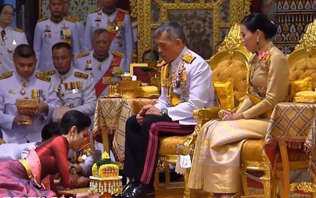 Biến mới hậu cung Thái Lan: Hoàng quý phi vừa phục vị bị tung ảnh nhạy cảm, mọi ánh mắt đều đổ dồn về chính cung Hoàng hậu - Ảnh 2.