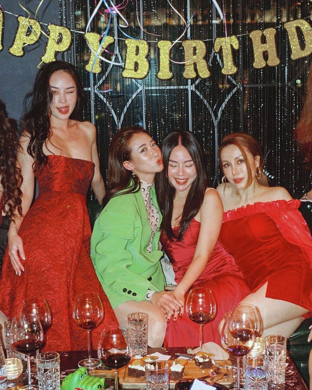 Dàn trai xinh gái đẹp nô nức check-in Giáng sinh, visual bạn nào cũng lấp lánh hơn cả cây thông Noel - Ảnh 1.