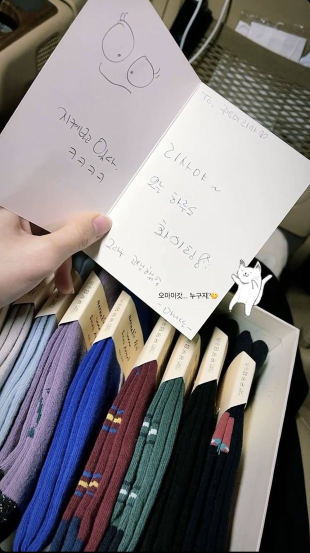 BLACKPINK khoe quà Giáng sinh hàng hiệu: Jisoo có túi Dior thêu tên, Jennie không kém cạnh nhưng choáng nhất là quà của Rosé và boss - Ảnh 11.