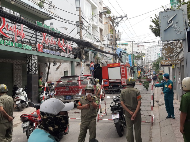 TP.HCM: Quán bún nổ văng tường ra đường nghi do chất liệu nổ gây ra, chủ nhà nợ nhiều người - Ảnh 1.