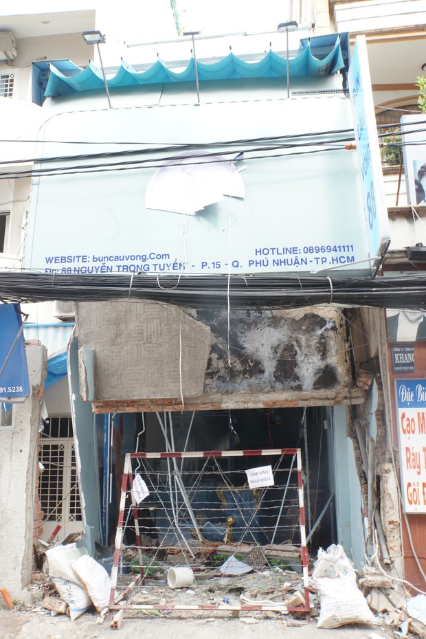 Ảnh: Cận cảnh hiện trường quán bún ở Sài Gòn bị nổ tung, chỉ còn lại đống đổ nát - Ảnh 3.
