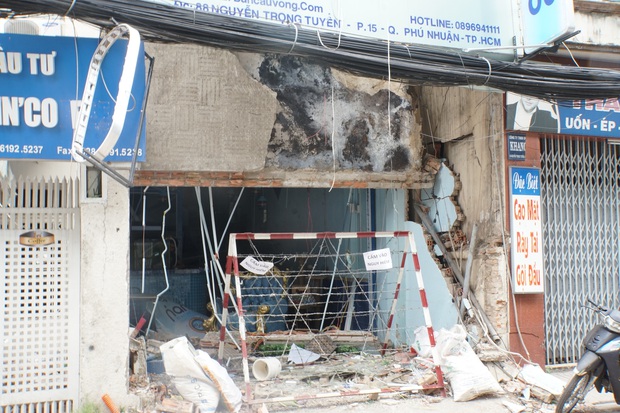 Ảnh: Cận cảnh hiện trường quán bún ở Sài Gòn bị nổ tung, chỉ còn lại đống đổ nát - Ảnh 4.
