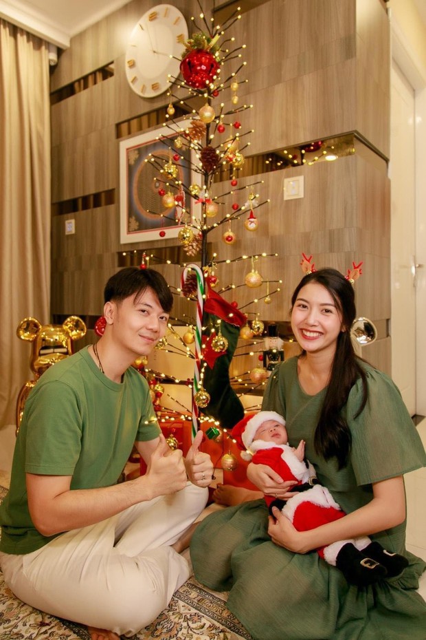 Sao Vbiz đón Noel: Dinh thự nhà Cường Đô La - Lan Khuê lên đồ hoành tráng, Hà Tăng mở tiệc sang, Hoàng Oanh vỡ oà ở Singapore - Ảnh 7.