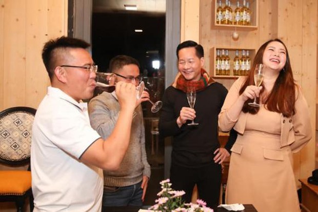 Phan Như Thảo và chồng đại gia tổ chức tiệc ở biệt thự Đà Lạt, tự tin diện váy bó nhưng lại bị netizen khẩu nghiệp - Ảnh 3.