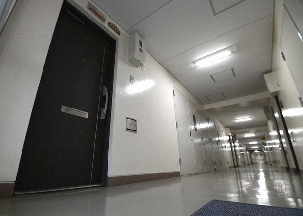 Nhật Bản chấn động khi hai mẹ con chết đói vì túng quẫn giữa đại dịch Covid-19, thi thể người mẹ gầy gò khiến nhiều người xót xa - Ảnh 1.