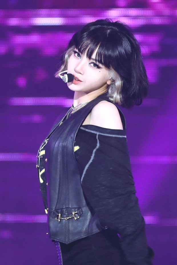 Fan BLACKPINK và TWICE chiến nhau vì danh hiệu dancer hàng đầu, ai dè Lisa từng công nhận Momo nhảy đỉnh nhất nhì Kpop đây này! - Ảnh 1.