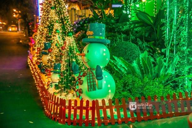 2 căn biệt thự sáng nhất khu nhà giàu quận 7 mùa Noel: Độ chịu chi của gia chủ đố ai sánh được! - Ảnh 5.