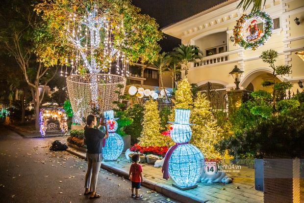 2 căn biệt thự sáng nhất khu nhà giàu quận 7 mùa Noel: Độ chịu chi của gia chủ đố ai sánh được! - Ảnh 11.