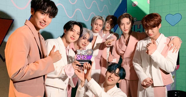 Nghệ sĩ Kpop lần đầu giành cúp trong năm 2020: Boygroup nhà SM sau 4 năm mới chiến thắng, tân binh ngang ngược vừa debut đã ẵm cúp - Ảnh 5.