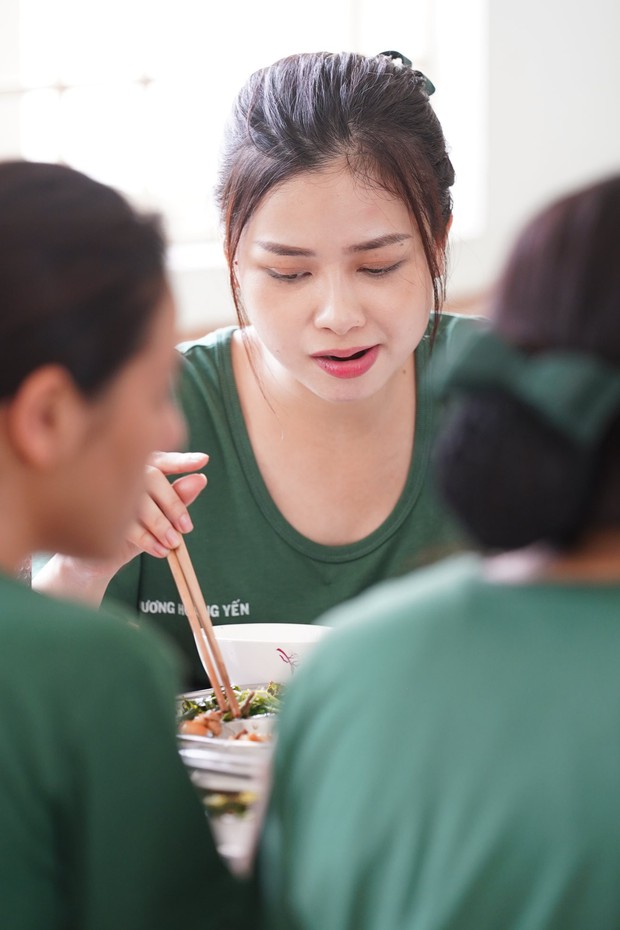 Chùm ảnh ăn uống của 6 nữ nhân Sao Nhập Ngũ: Diệu Nhi đánh chén say mê, Khánh Vân khổ sở vì niềng răng - Ảnh 4.