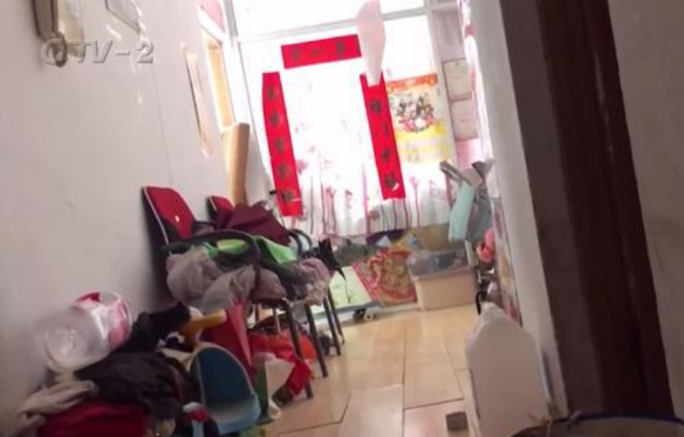 Thuê phòng nhưng không trả tiền suốt 2 năm, đến một ngày chủ nhà phát hiện tiếng trẻ con phát ra thì bí ẩn đau lòng cũng được hé mở - Ảnh 3.