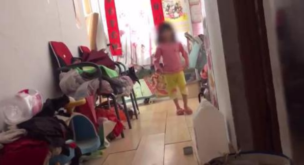 Thuê phòng nhưng không trả tiền suốt 2 năm, đến một ngày chủ nhà phát hiện tiếng trẻ con phát ra thì bí ẩn đau lòng cũng được hé mở - Ảnh 4.