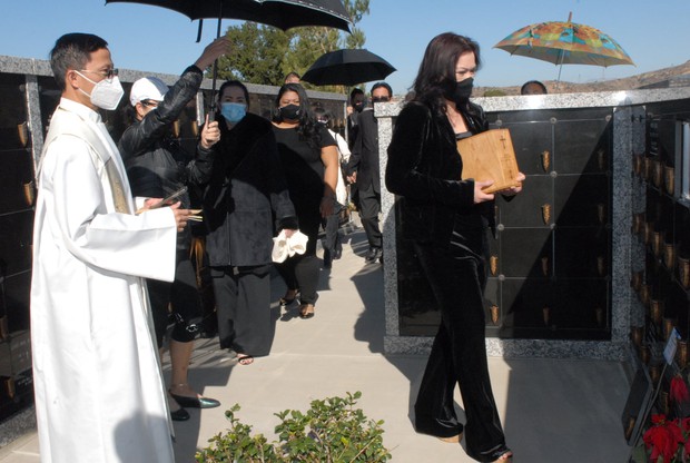 Nghệ sĩ Chí Tài đã được an vị ở nghĩa trang, ca sĩ Phương Loan lặng lẽ bên tro cốt của người chồng quá cố - Ảnh 5.