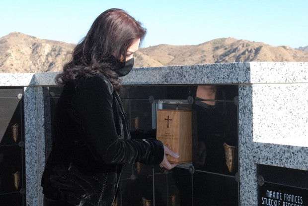 Nghệ sĩ Chí Tài đã được an vị ở nghĩa trang, ca sĩ Phương Loan lặng lẽ bên tro cốt của người chồng quá cố - Ảnh 6.