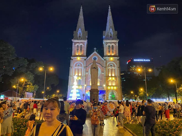 Chùm ảnh: Người dân đổ ra đường đón Giáng sinh, tình trạng ùn tắc kéo dài, nhiều phương tiện di chuyển khó khăn - Ảnh 1.