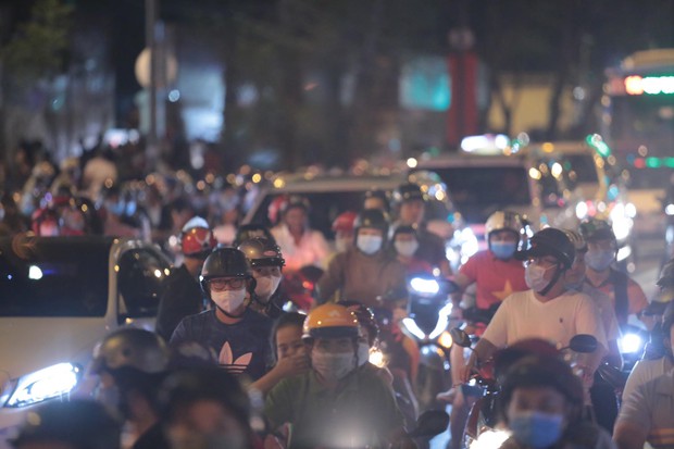 Chùm ảnh: Người dân đổ ra đường đón Giáng sinh, tình trạng ùn tắc kéo dài, nhiều phương tiện di chuyển khó khăn - Ảnh 10.