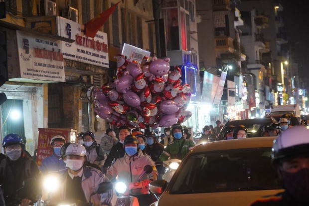 Chùm ảnh: Người dân đổ ra đường đón Giáng sinh, tình trạng ùn tắc kéo dài, nhiều phương tiện di chuyển khó khăn - Ảnh 2.