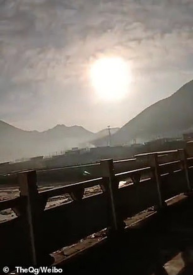 Video: Cầu lửa khổng lồ bí ẩn rơi xuống ngôi làng ở Trung Quốc - Ảnh 5.