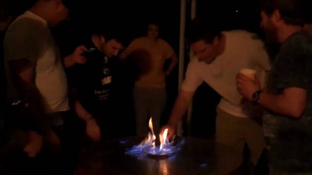 Ăn trong đĩa lửa: Thử thách rùng rợn nhất đêm Giáng sinh của người thời Victoria, nhìn qua đảm bảo không ai dám làm - Ảnh 3.