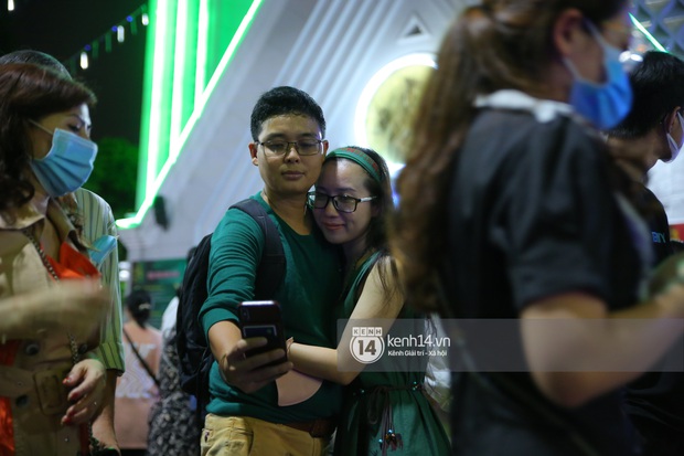 Ghen tị nổ đom đóm mắt với chùm ảnh các couple tay trong tay đêm Giáng sinh - Ảnh 4.