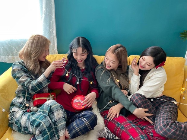 Dàn sao thế giới tưng bừng Giáng sinh: BLACKPINK khoe quà xa xỉ, Dương Tử e thẹn bên trai đẹp, ảnh nhà mỹ nhân Marian Rivera gây bão - Ảnh 15.