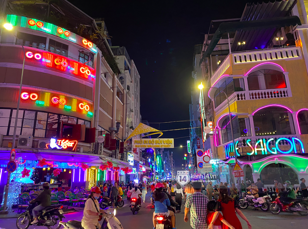 Coi ảnh mà tắc thở: Tới Bùi Viện tầm này như “chui vô rọ”, người đi chơi thì ít mà xe máy tới “hóng” thì nhiều - Ảnh 1.