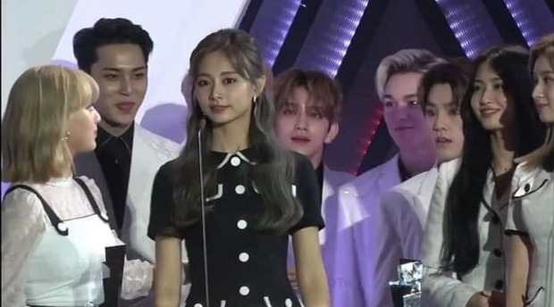 Hot lại khoảnh khắc loạt idol đờ đẫn vì hiệu ứng Tzuyu tại AAA 2019 ở Việt Nam, bảo sao thành gương mặt đẹp nhất thế giới - Ảnh 2.