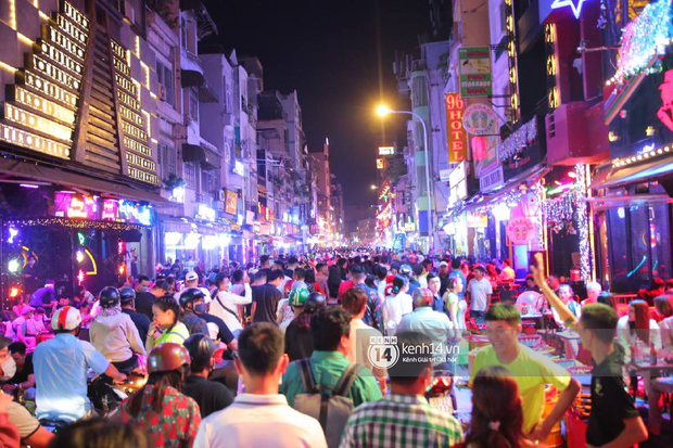 Coi ảnh mà tắc thở: Tới Bùi Viện tầm này như “chui vô rọ”, người đi chơi thì ít mà xe máy tới “hóng” thì nhiều - Ảnh 4.