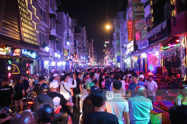 Coi ảnh mà tắc thở: Tới Bùi Viện tầm này như “chui vô rọ”, người đi chơi thì ít mà xe máy tới “hóng” thì nhiều - Ảnh 5.