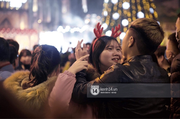 Ghen tị nổ đom đóm mắt với chùm ảnh các couple tay trong tay đêm Giáng sinh - Ảnh 3.