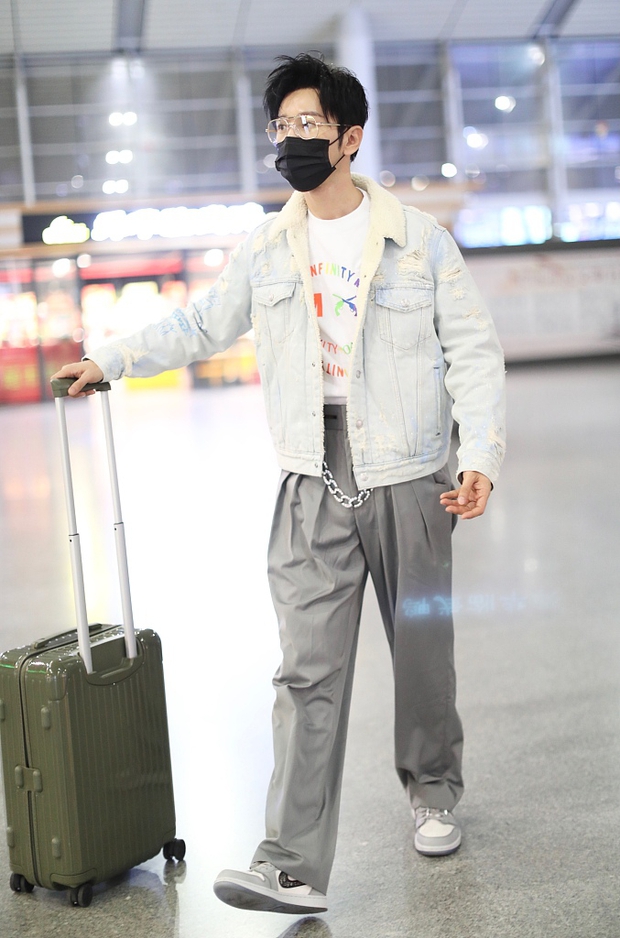 Sau màn giảm 10kg gây bão MXH, Huỳnh Hiểu Minh tiếp tục đốn tim fan với loạt ảnh tháo khẩu trang khoe visual nam thần - Ảnh 3.