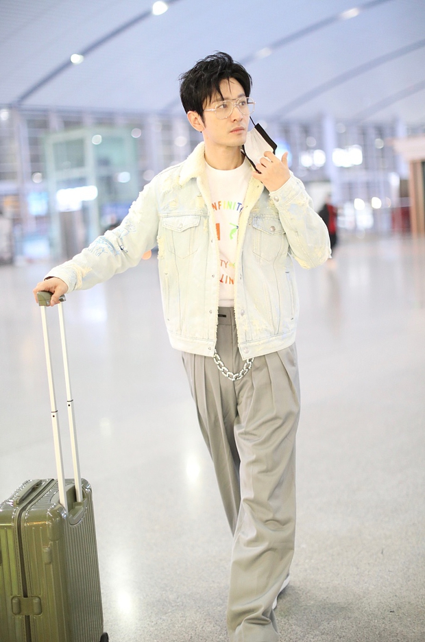 Sau màn giảm 10kg gây bão MXH, Huỳnh Hiểu Minh tiếp tục đốn tim fan với loạt ảnh tháo khẩu trang khoe visual nam thần - Ảnh 4.