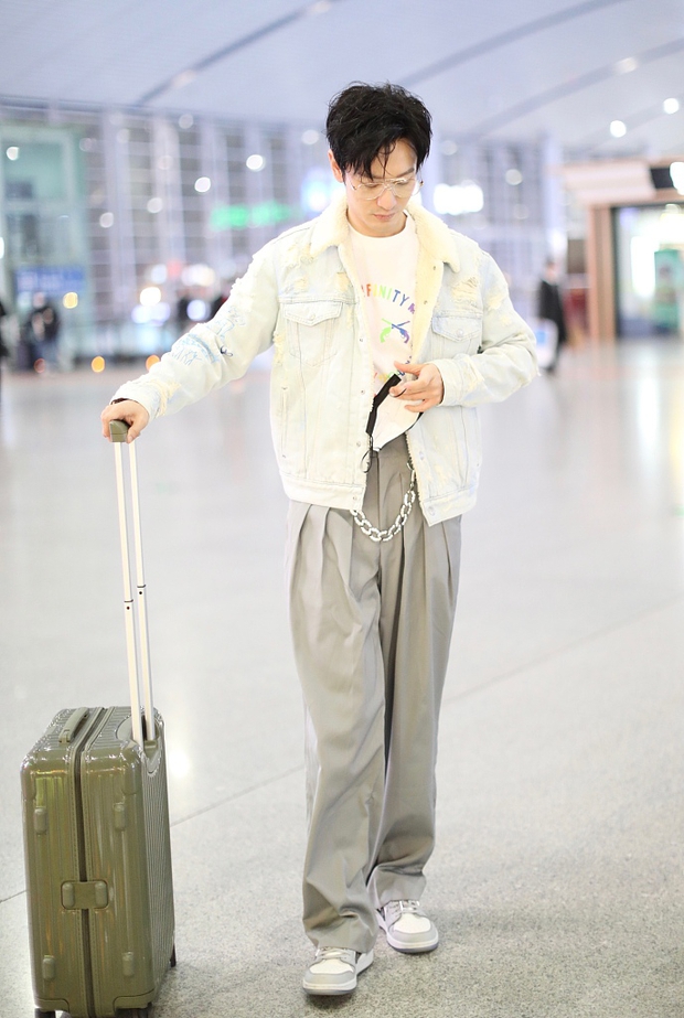 Sau màn giảm 10kg gây bão MXH, Huỳnh Hiểu Minh tiếp tục đốn tim fan với loạt ảnh tháo khẩu trang khoe visual nam thần - Ảnh 6.