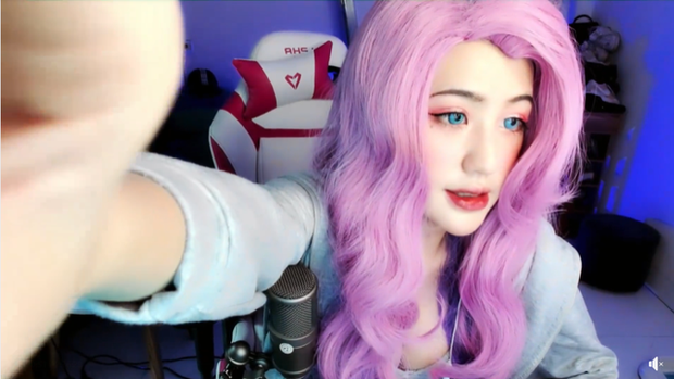 Nữ streamer sở hữu vòng một siêu khủng mặc đồ hững hờ khi livestream Tốc Chiến, game thủ donate ầm ầm - Ảnh 4.