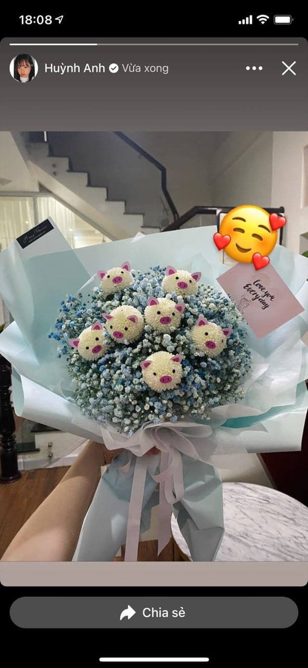 Huỳnh Anh - bồ cũ Quang Hải được ai đó tặng hoa và nói love you dịp  Giáng sinh, liệu có phải Rtee (Rap Việt)? - Ảnh 1.