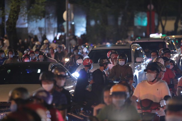 Chùm ảnh: Người dân đổ ra đường đón Giáng sinh, tình trạng ùn tắc kéo dài, nhiều phương tiện di chuyển khó khăn - Ảnh 12.
