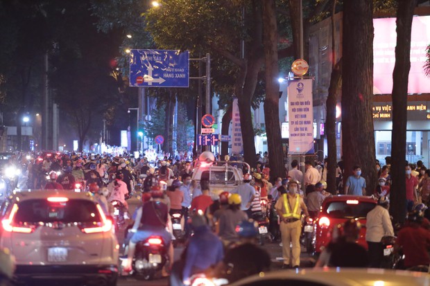 Chùm ảnh: Người dân đổ ra đường đón Giáng sinh, tình trạng ùn tắc kéo dài, nhiều phương tiện di chuyển khó khăn - Ảnh 13.