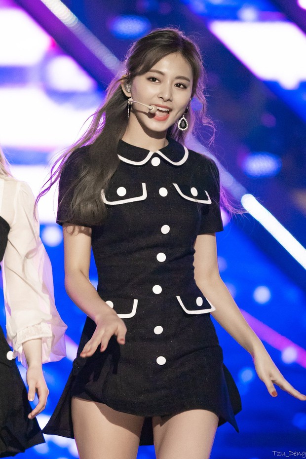 Hot lại khoảnh khắc loạt idol đờ đẫn vì hiệu ứng Tzuyu tại AAA 2019 ở Việt Nam, bảo sao thành gương mặt đẹp nhất thế giới - Ảnh 4.