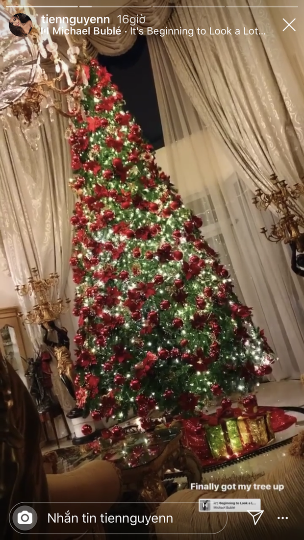 Chỉ hé lộ 1 góc thoáng qua, Tiên Nguyễn đã khiến dân tình trầm trồ với vẻ lộng lẫy của biệt thự đang ở khi trang trí Noel - Ảnh 2.