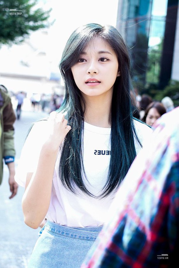 Hot lại khoảnh khắc loạt idol đờ đẫn vì hiệu ứng Tzuyu tại AAA 2019 ở Việt Nam, bảo sao thành gương mặt đẹp nhất thế giới - Ảnh 7.