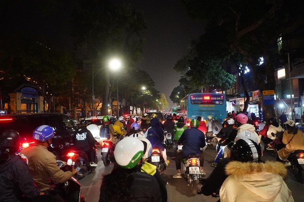 Chùm ảnh: Người dân đổ ra đường đón Giáng sinh, tình trạng ùn tắc kéo dài, nhiều phương tiện di chuyển khó khăn - Ảnh 4.