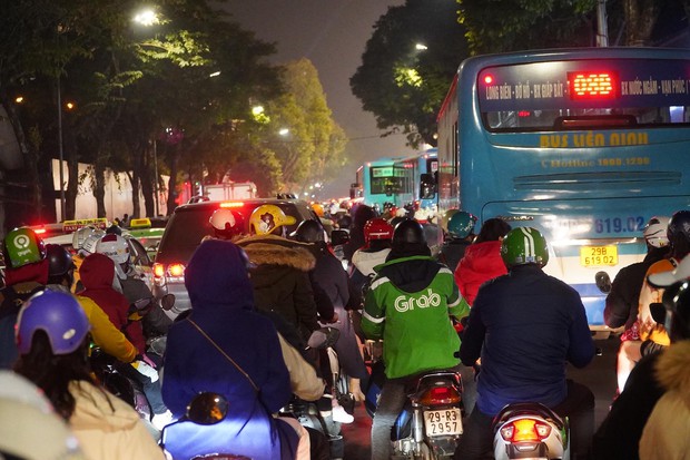 Chùm ảnh: Người dân đổ ra đường đón Giáng sinh, tình trạng ùn tắc kéo dài, nhiều phương tiện di chuyển khó khăn - Ảnh 3.