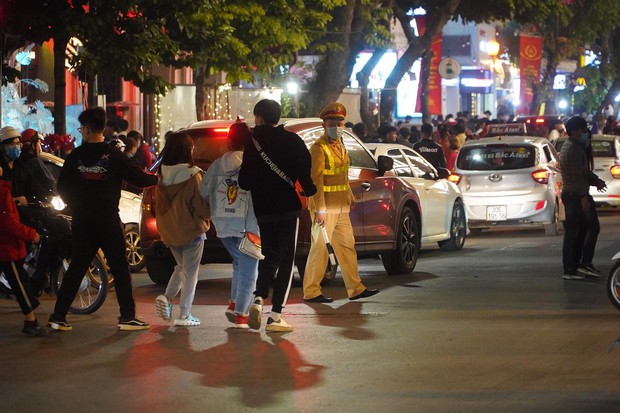 Chùm ảnh: Người dân đổ ra đường đón Giáng sinh, tình trạng ùn tắc kéo dài, nhiều phương tiện di chuyển khó khăn - Ảnh 9.