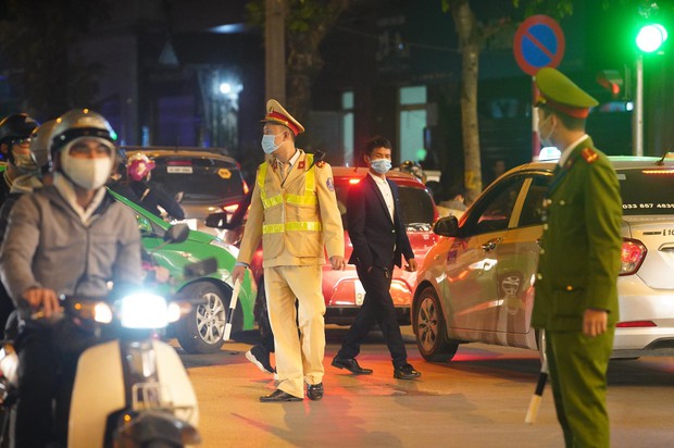 Chùm ảnh: Người dân đổ ra đường đón Giáng sinh, tình trạng ùn tắc kéo dài, nhiều phương tiện di chuyển khó khăn - Ảnh 8.