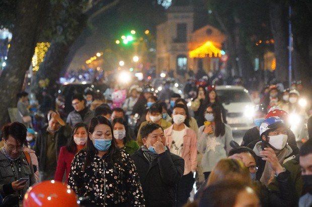 Chùm ảnh: Người dân đổ ra đường đón Giáng sinh, tình trạng ùn tắc kéo dài, nhiều phương tiện di chuyển khó khăn - Ảnh 7.