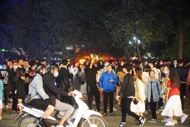 Chùm ảnh: Người dân đổ ra đường đón Giáng sinh, tình trạng ùn tắc kéo dài, nhiều phương tiện di chuyển khó khăn - Ảnh 6.