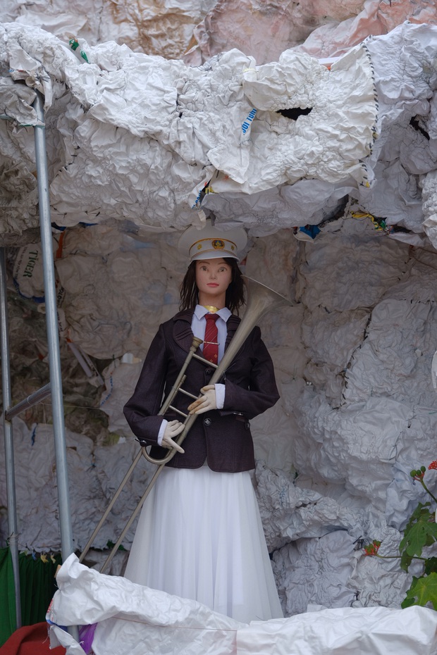 Nhà thờ Nam Định trang trí Giáng sinh theo concept trừu tượng: Chó ngậm cá sấu, người bắt ốc mò cua và nhiều siêu phẩm khác - Ảnh 1.