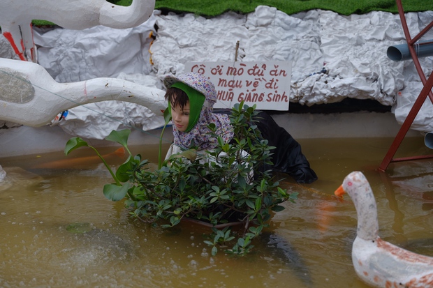 Nhà thờ Nam Định trang trí Giáng sinh theo concept trừu tượng: Chó ngậm cá sấu, người bắt ốc mò cua và nhiều siêu phẩm khác - Ảnh 4.