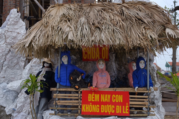 Nhà thờ Nam Định trang trí Giáng sinh theo concept trừu tượng: Chó ngậm cá sấu, người bắt ốc mò cua và nhiều siêu phẩm khác - Ảnh 5.